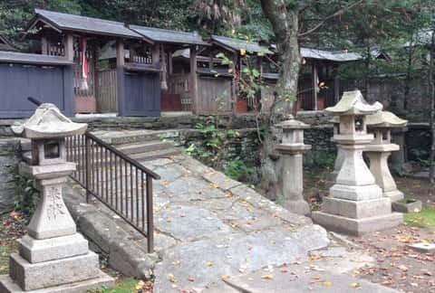 浜宮神社本殿横　６つの摂社