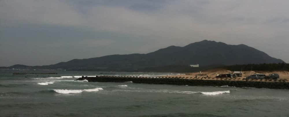航海の指標となる湯川山と鐘崎港(左先端)