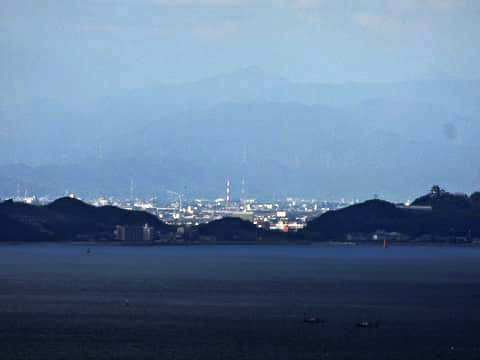 南淡路の丘の上から眺める剣山の頂上