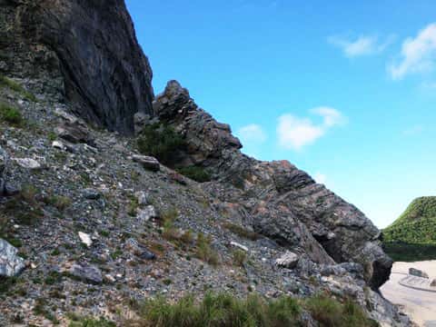 クマヤ洞窟の正面から崩れ落ちた巨大岩石の跡