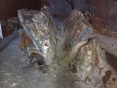 クマヤ洞窟内の割かれた契約の岩