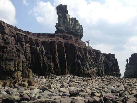 海岸から見上げた甑大明神