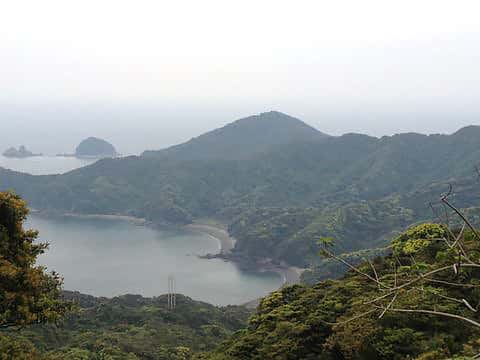 中甑島のヒラバイ山（写真中央）