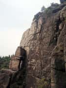 巨大な絶壁を誇る堡塁岩の雄姿
