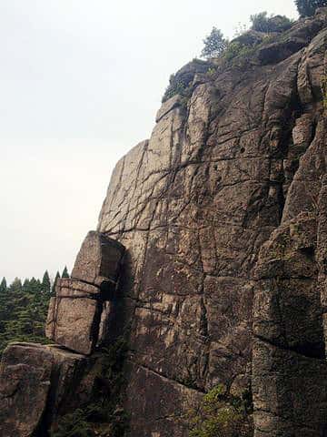 巨大な絶壁を誇る堡塁岩の雄姿