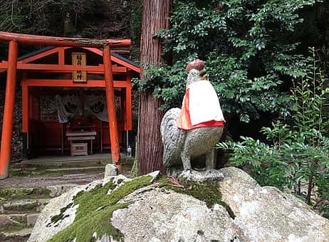 弘法大師一夜御作を止めた妙法石の上で鳴く鶏の像