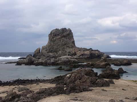 伊平屋島のヤヘー岩