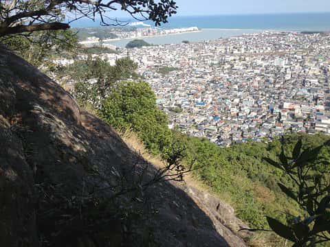 神倉山ごとびき岩の急斜面から見下ろす新宮