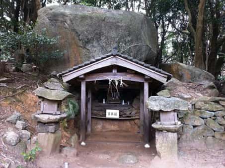 石上神社の御神体石と正面の祠