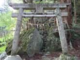 岩間を通り抜ける石尾神社の参道