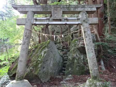 巨石をご神体とする石尾神社の岩参道