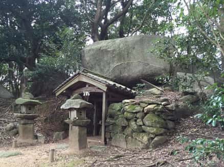 淡路島の石上神社が祀る巨石