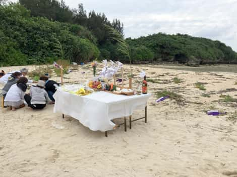 宮古島の海辺に作られた祭壇のお供え物