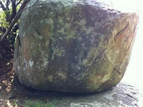 竹ヶ島岩壁の頂点に載せられた御神体石