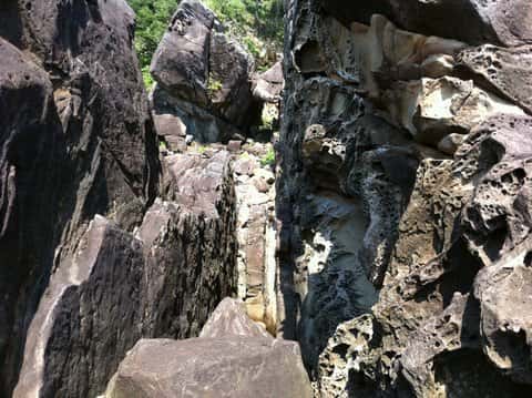 竹ヶ島特有の岩場