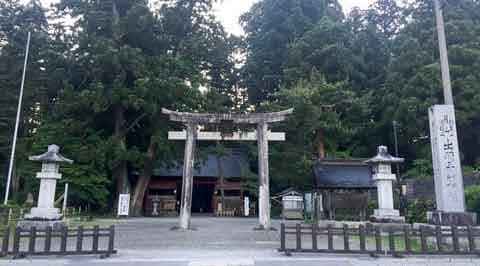 夜明けの出羽三山神社鳥居