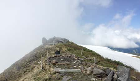 Suddenly, dense fog falls over the summit!