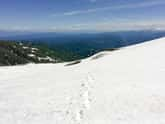 月山 自らの足跡だけが残る雪山