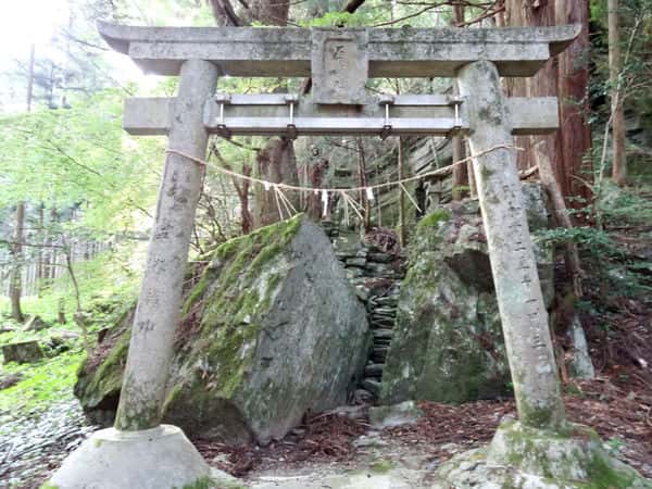 岩の裂け目が参道 石尾神社