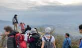 女体山頂上に集う大勢の登山客