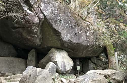 筑波山の奇岩として有名な母の胎内くぐり