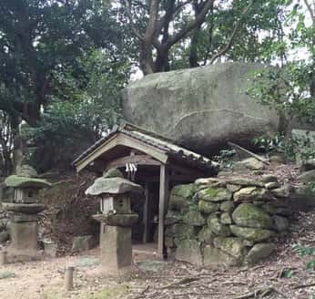 淡路島の石上神社が祀る巨石