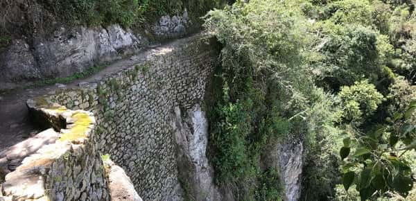 インカ橋へ向かう途中の断崖絶壁