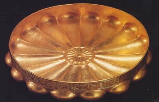 古代エジプトで作られた金製ロータスの皿
