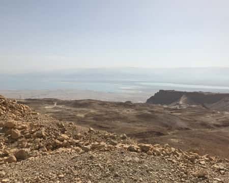 イスラエルの荒野から死海を望む