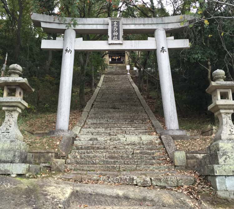 生石神社の「石の宝殿」へ向かう階段