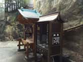 八雲山を遙拝する石の宝殿の祠