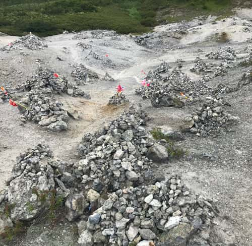 「賽（さい）の河原」に積まれた石の山