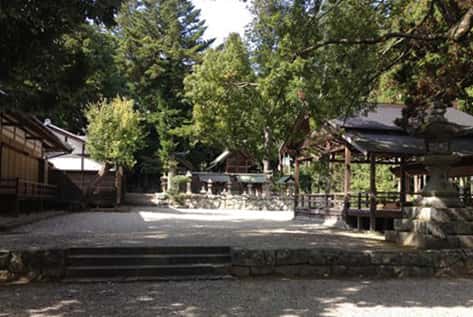 阿紀神社の優雅な境内