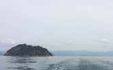 竹生島と伊吹山を琵琶湖の湖上から眺める