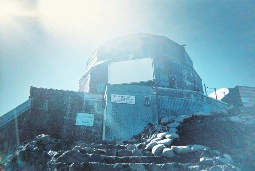 自動観測が行われている富士山特別地域気象観測所