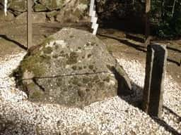 與喜天満神社境内の磐座　鵞形石