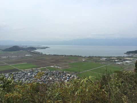 八幡山の頂上近辺から見下ろす琵琶湖