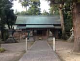 シンプルで美しい神戸神社の境内