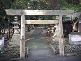 野志里神社　境内入り口