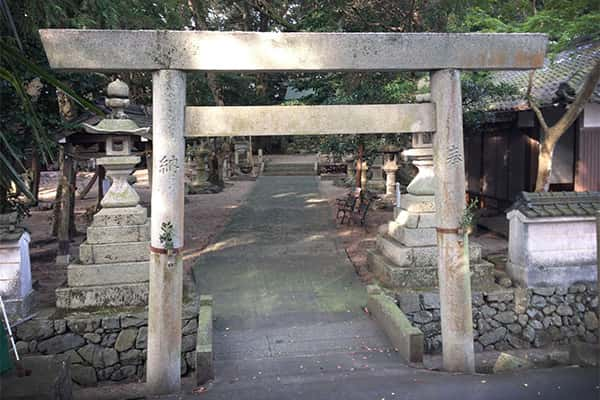 野志里神社　境内入り口