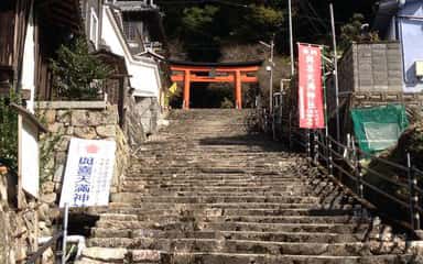 鳥居の前後に長い階段が続く與喜天満神社