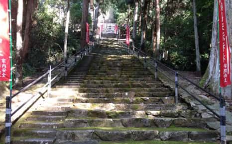 與喜天満神社の境内へ上る長い階段