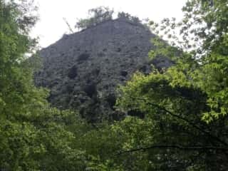 大師堂・岩屋寺の大岩壁