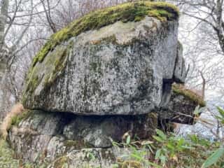 石上登山道 巨石群