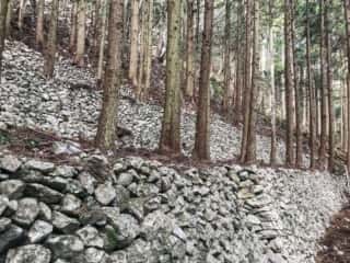 若杉山遺跡の積石段