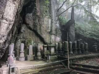宝珠山立石寺の巨石