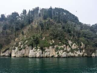 絶壁がそそり立つ竹生島