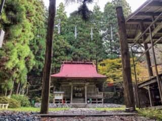 丹内山神社　境内