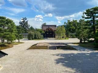 大覚寺　石舞台と勅使門
