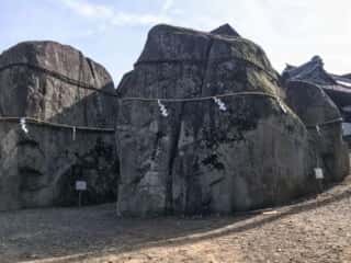 三ツ石神社の巨石